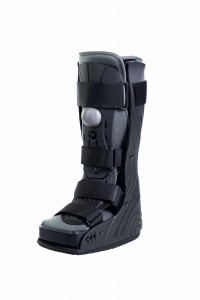 Wysoki but ortopedyczny dwukomorowy pompowany z antypoślizgową podeszwą i zdejmowanym ochraniaczem palców MSupport